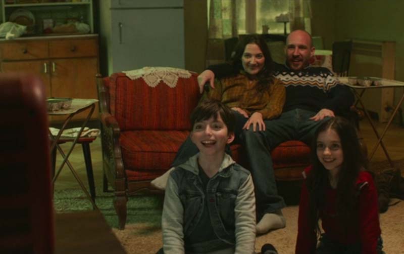 ⬆︎ Wandavision (2021). Wanda e Pietro bambini guardano The Dick Van Dyke Show in televisione con i genitori